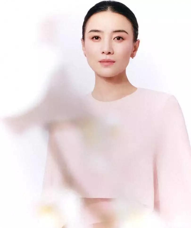 这届金鸡奖最心机的人出现了！金鸡奖尘埃落地，到了得奖演员大合影环节。作为分量