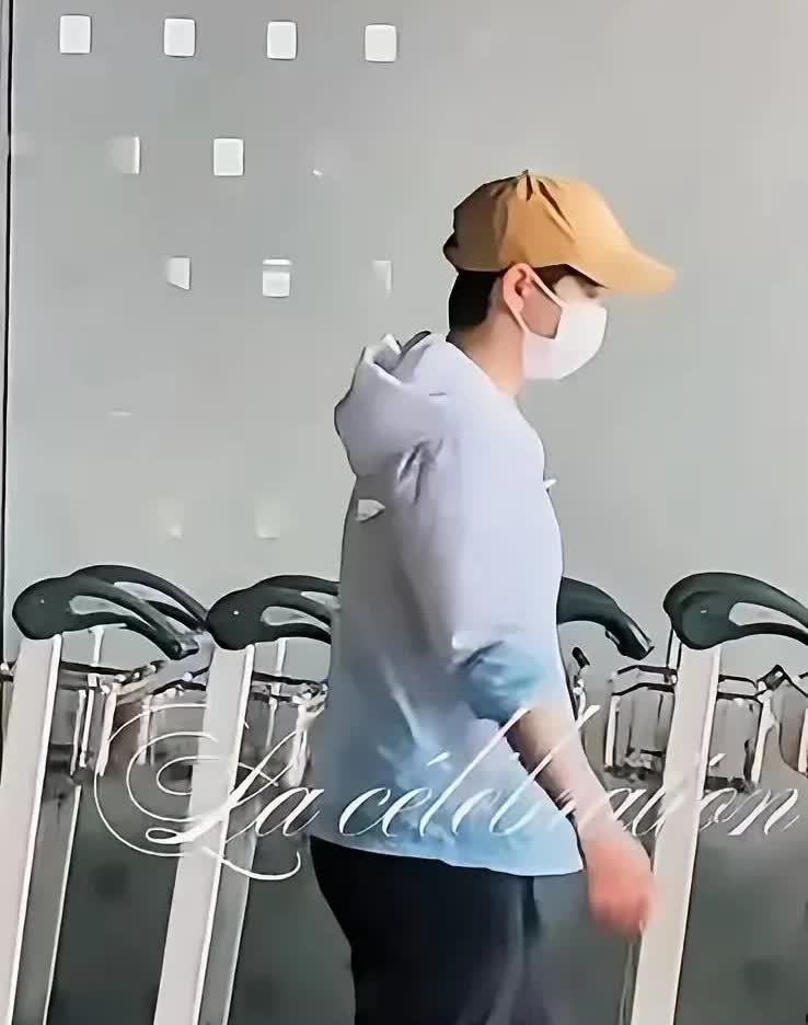 孙颖莎这个人完全不经扒因为一扒你就会发现，她才刚离开深圳，深大转