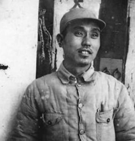 1947年，31岁的新5师师长周志坚和护士矫明结婚。新婚之夜，新郎周志坚却莫名其