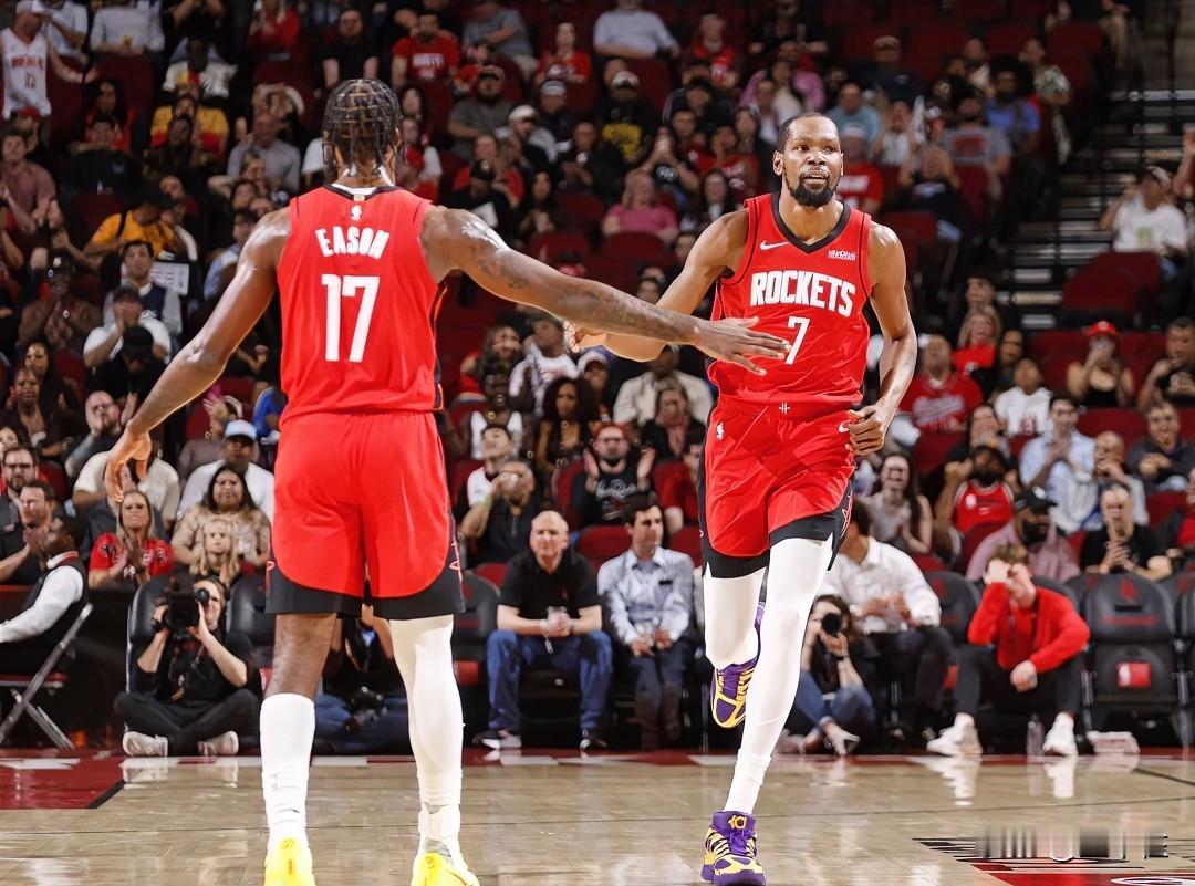 火箭小胜快船，谈三件事。1，乌度卡八人轮换表明态度——想赢。其实是非常冒险的