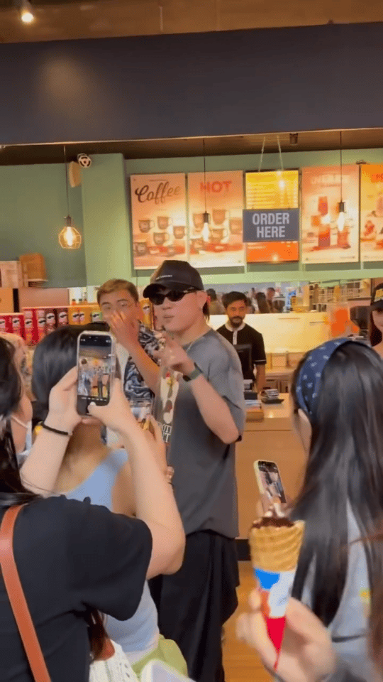 胡彦斌与易梦玲在机场主动停下脚步，配合围观粉丝合影互动。胡彦斌还俏皮调侃：“你们