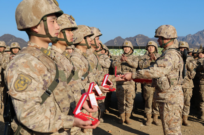 神枪手齐聚！一连四人荣膺‘特级神枪手’称号