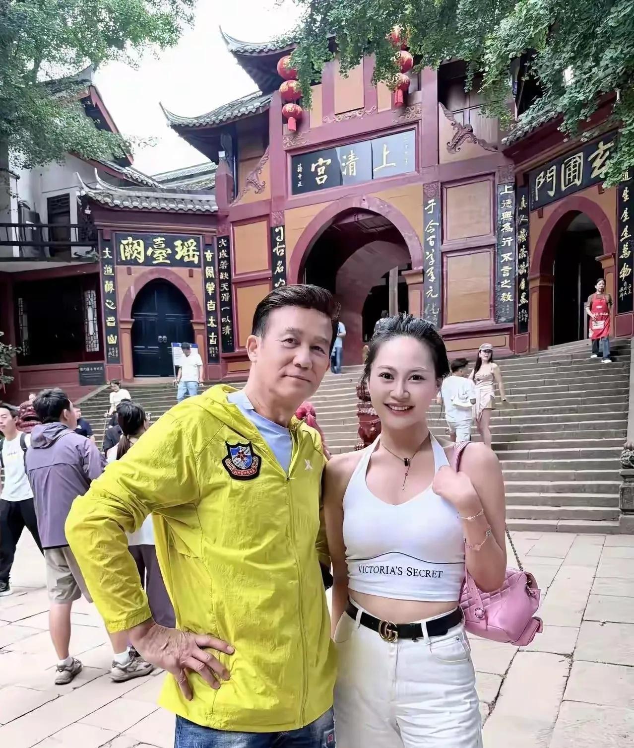 歌唱家蔡国庆真的是老了，虽然岁月的痕迹依然不留情面，可他依然洒脱霸气，穿荧光绿防