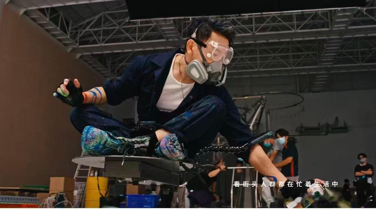 陶喆喷完你的喷你的陶喆这操作太圈粉！[笑着哭]穿深灰色工装配皮质工作鞋，化