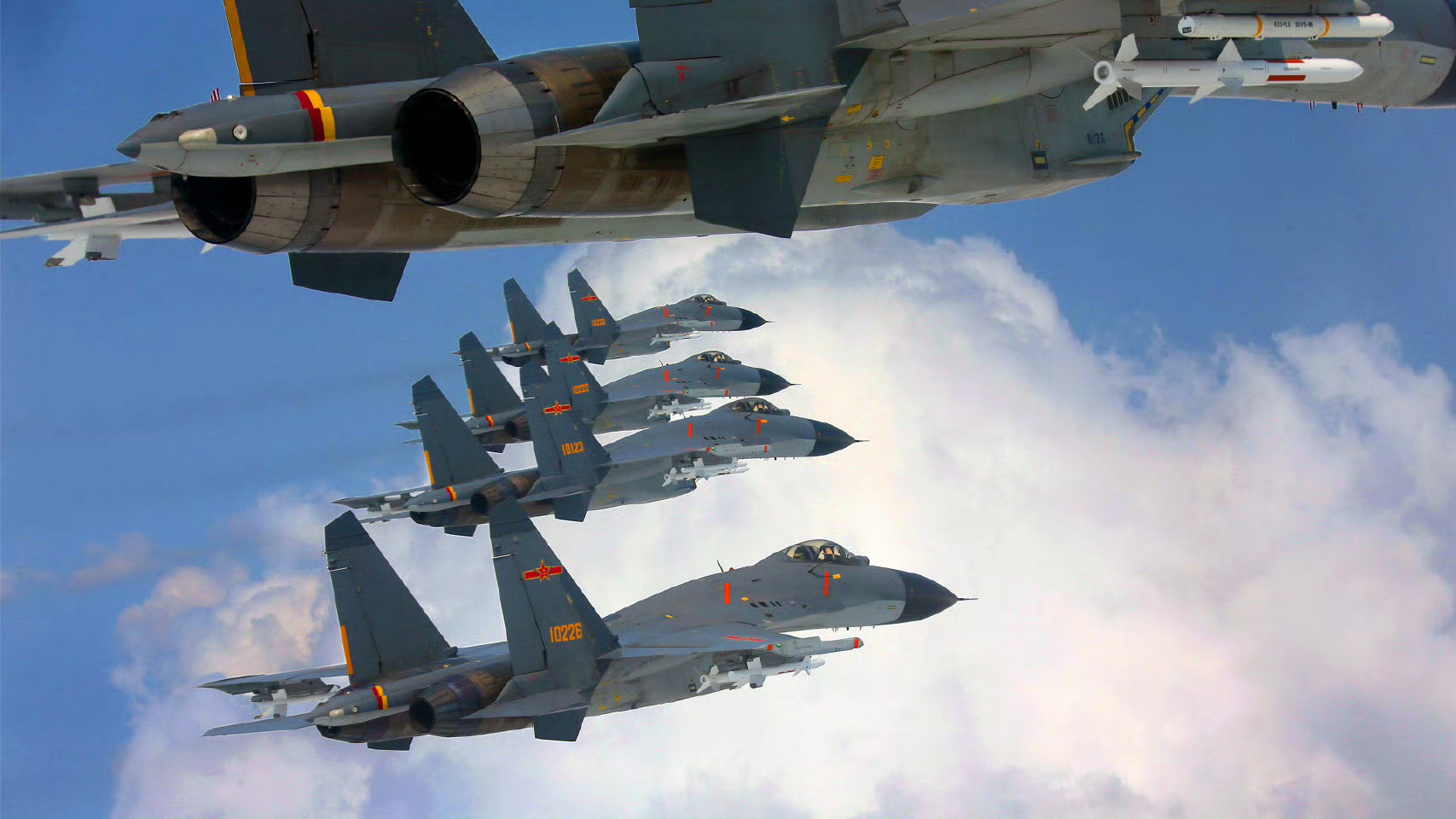 图1，十年前的9.3，当时的沈阳军区空军空1师的歼-11B阅兵编队。歼-11B刚