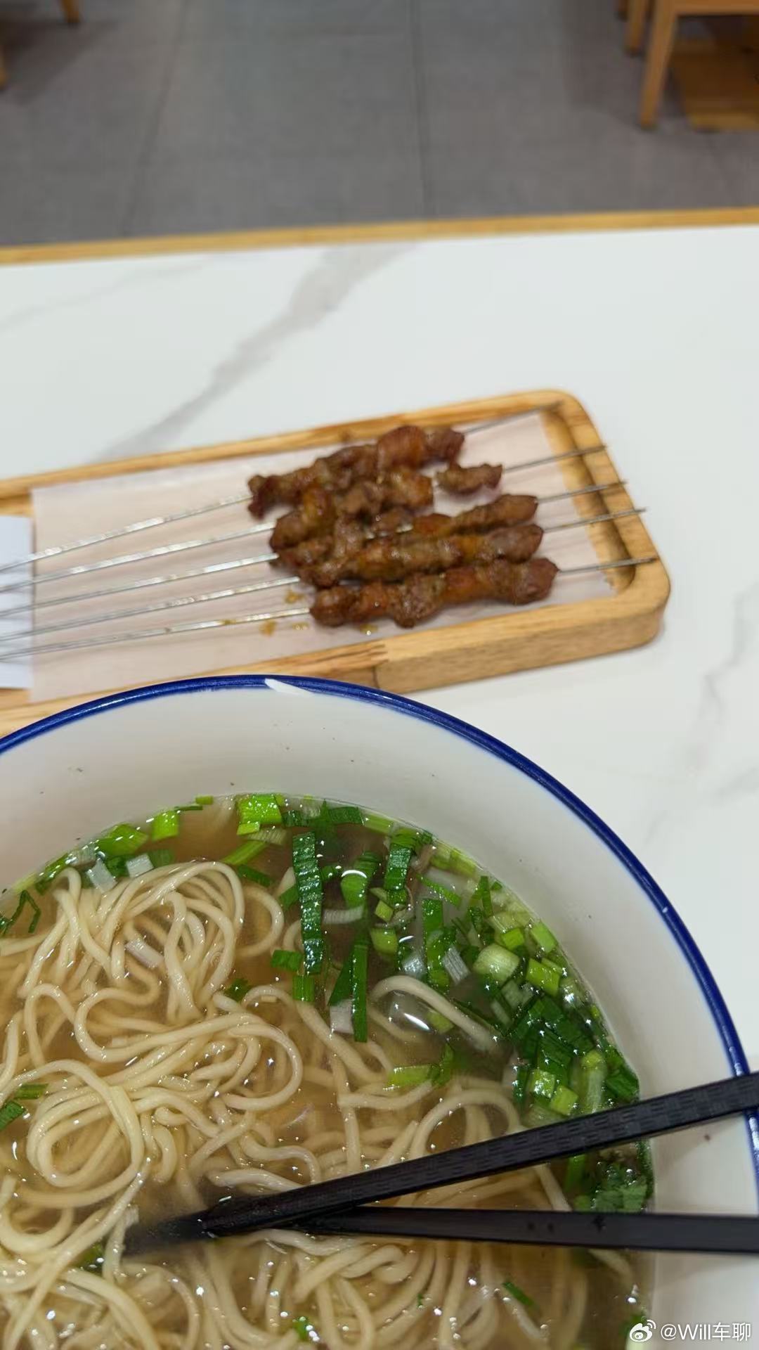 好久没有吃烧烤了。过早（武汉早餐）也是可以吃一点小烧烤的。点碗素拉面，来点小牛肉