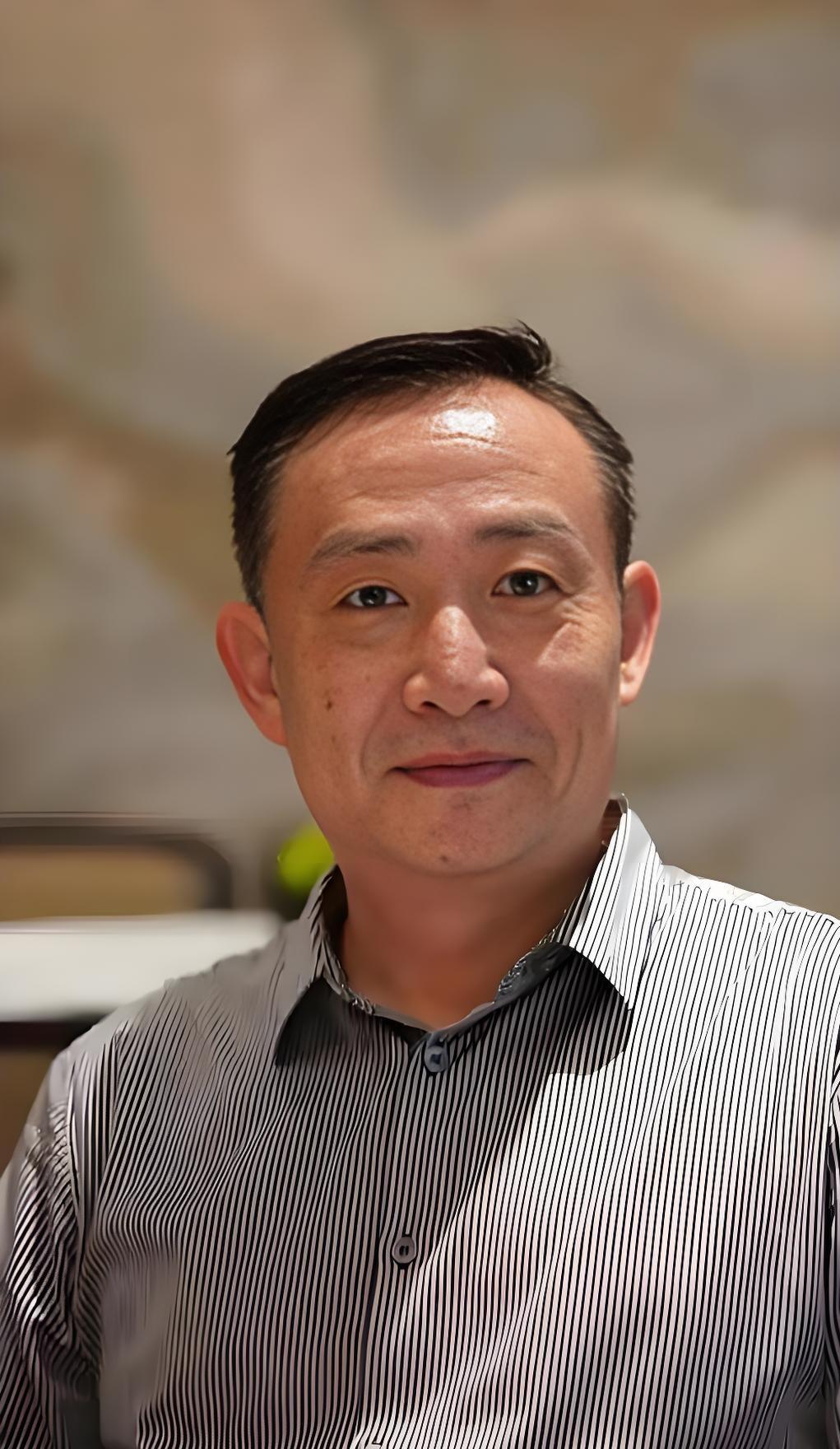 经济学者卢麒元最近发文指出，东方大国的外贸顺差与外汇储备并不匹配。他认为，顺差的