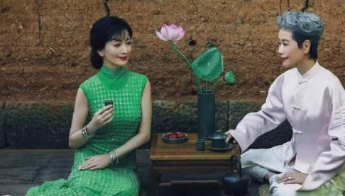 叶童那站姿，真的谁懂啊！她接受了自然白去的头发，可身姿却依然挺拔，好帅啊！​