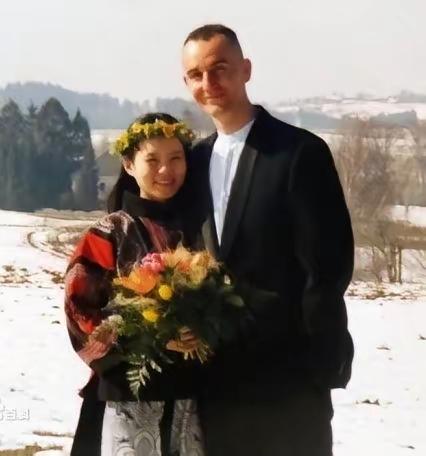 其实龚琳娜长相独特自信，和老罗挺般配的。只是老罗是外国人，外国人没有我们思想传统