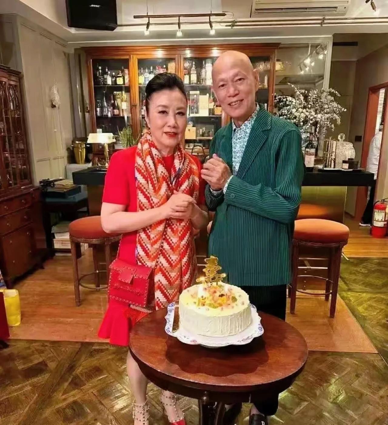 罗家英这样和媒体说等于把汪明荃推到了风口浪尖，用舆论压力逼人。香港电影里演的他们
