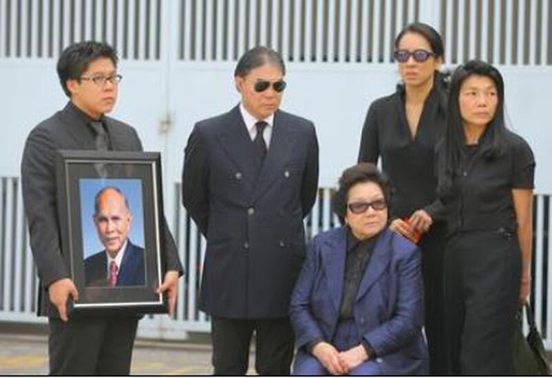 霍启刚意思就是开始他追郭晶晶，他爸爸以为他在玩，说那是运动员。 他是认真的，