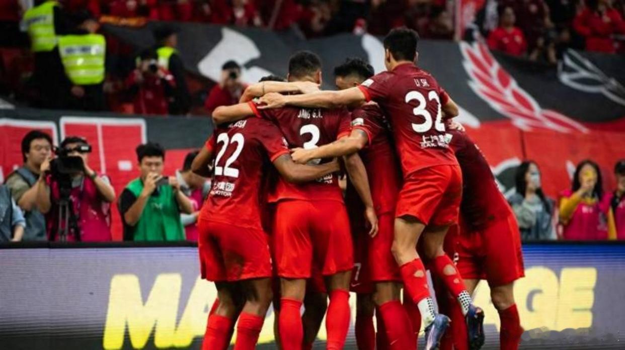 尘埃落定，上海海港再度夺得联赛冠军，三连冠已成定局，亚军之争却依然激烈，申花蓉城