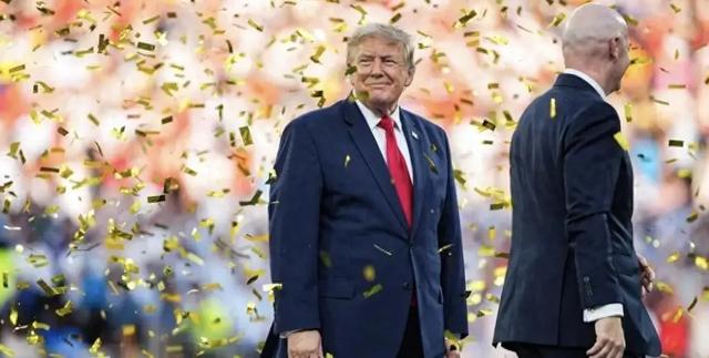 特朗普颁奖被8万人狂嘘84分贝！赖在台上死活不走国际足协主席都拉不动202