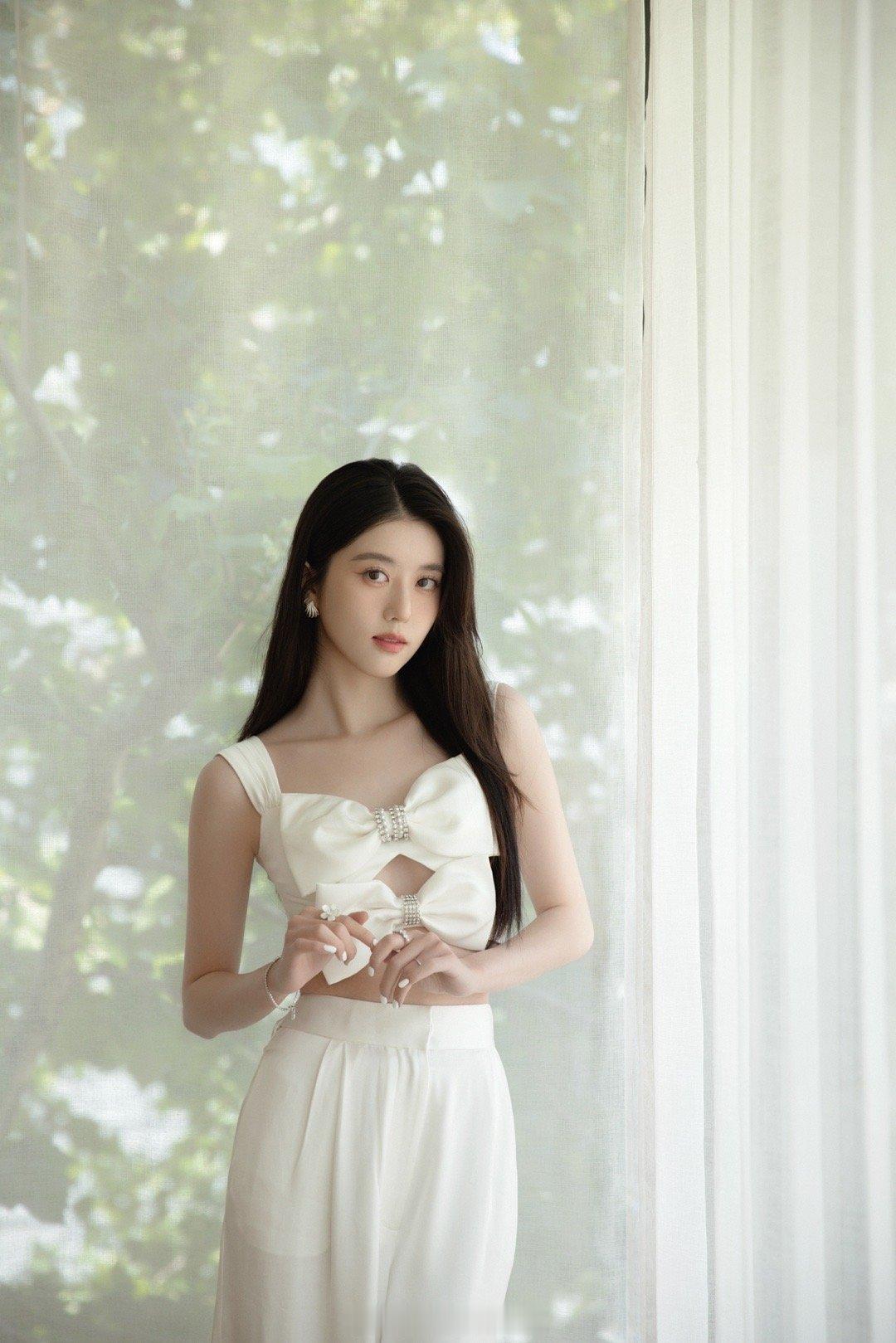 李凯馨白色甜美穿搭俏皮灵动