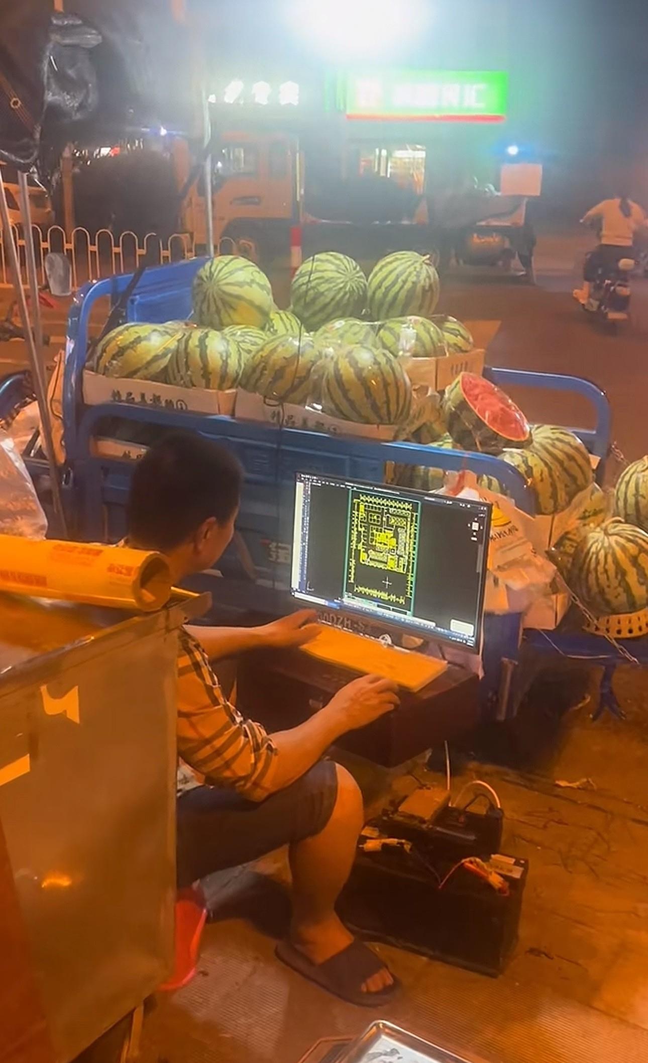 卖西瓜的老哥，一看就不简单