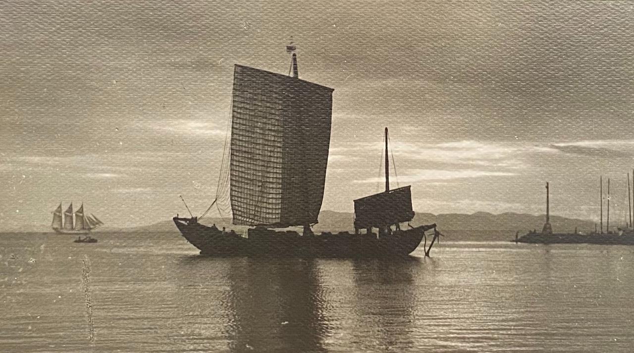 真他娘的绝了。人家军舰开到家门口，炮口都快怼到脸上了，第一反应居然是：快，翻箱