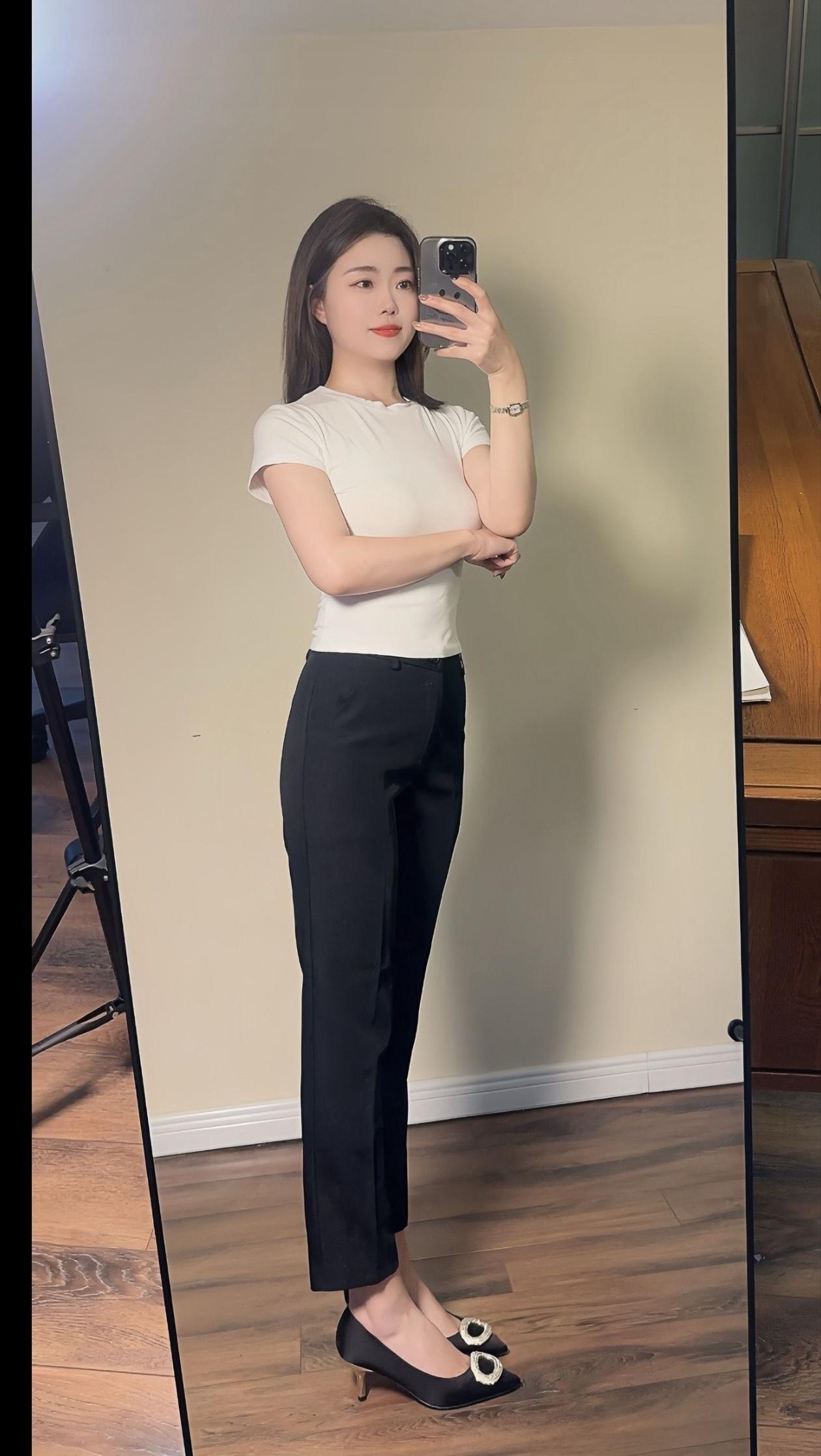 简约优雅的穿搭，黑白配色的经典魅力！👗👠