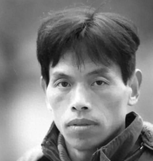1999年，一名23岁的小伙结婚了。新婚之夜，他却对妻子说：“我有大事做，希望你