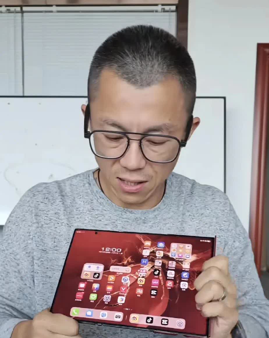 小米为什么不做三折叠？小米的研发实力大概是达不到的，品牌溢价也做不到。很
