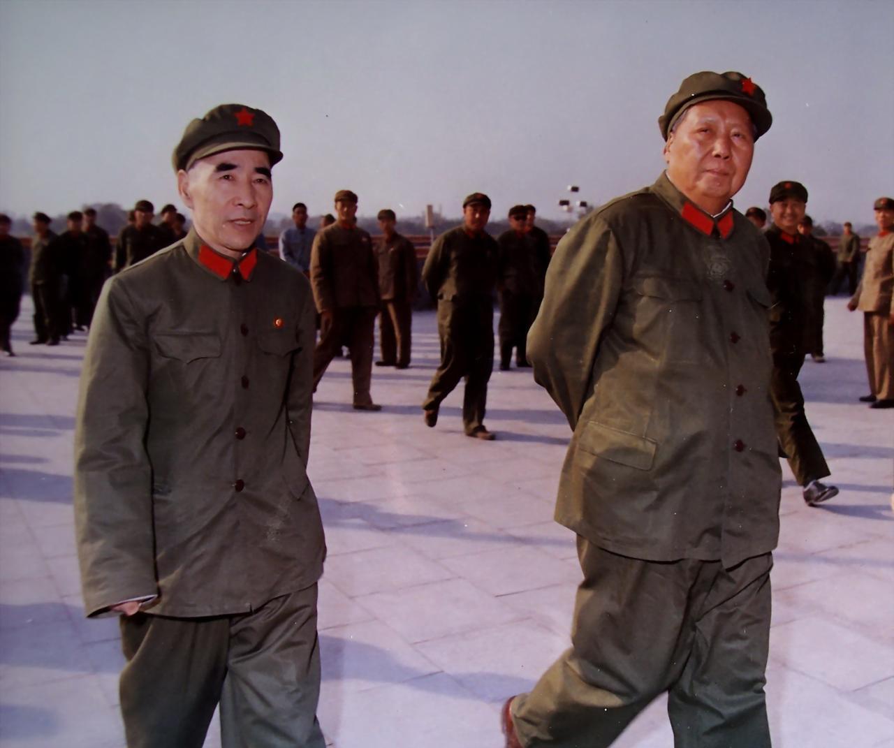 1970年8月25日毛主席问汪东兴：我不当国家主席，就不代表群众吗？当天中午，