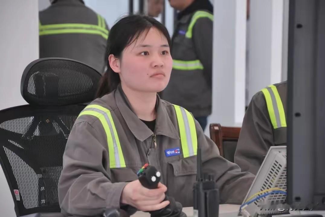 28岁211法学女毕业生李丽，考公失败、做实习律师工资低微，最终跨行去宁波北仑码