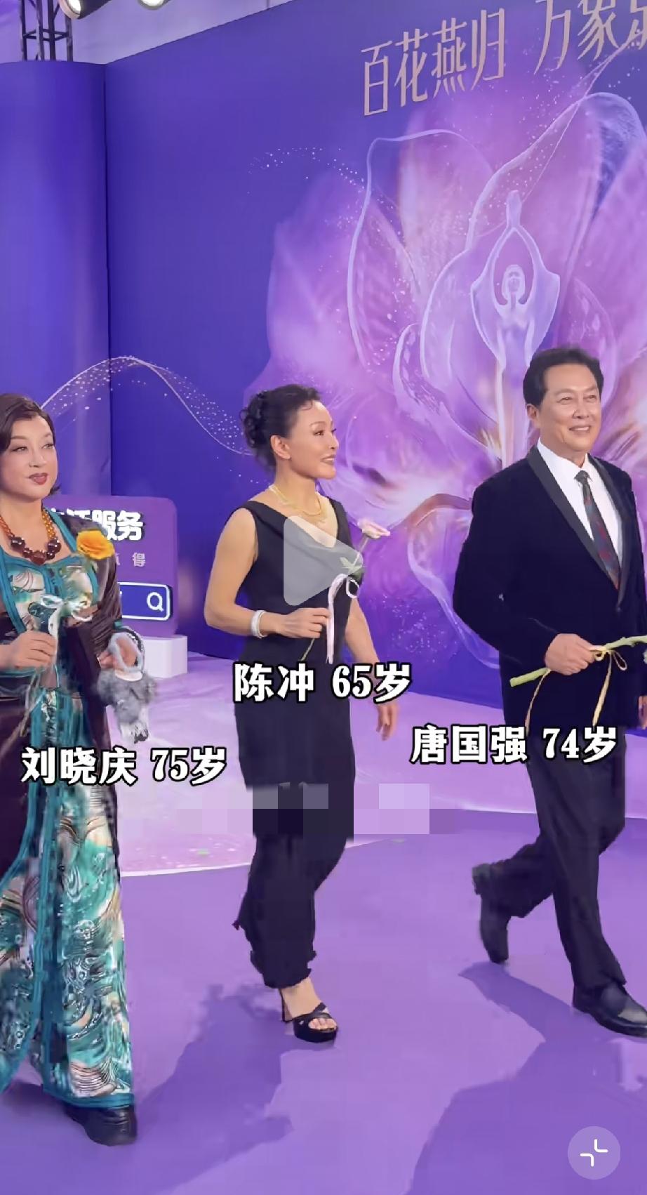 8月10日，刘晓庆、陈冲、唐国强一起参加百花奖闭幕式，刘晓庆戴着昂贵的蜜蜡，穿着