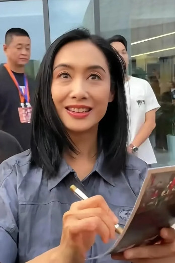 难怪当初那么多人为她着迷，现实中确实很好看。[玫瑰][玫瑰][玫瑰]