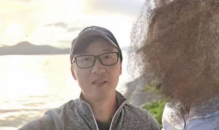 十几亿人口中，两个人在千里之外的泸沽湖偶遇；一次帮忙拍照，一场普通聊天，竟然找到