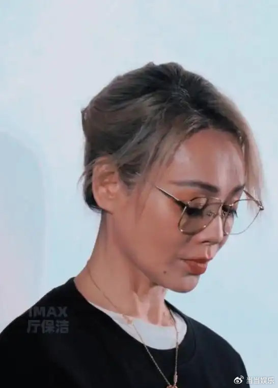 宁静在路演现场时做了个无意识的细小动作，此动作直接将宁静嘬腮这一话题推上了热搜，