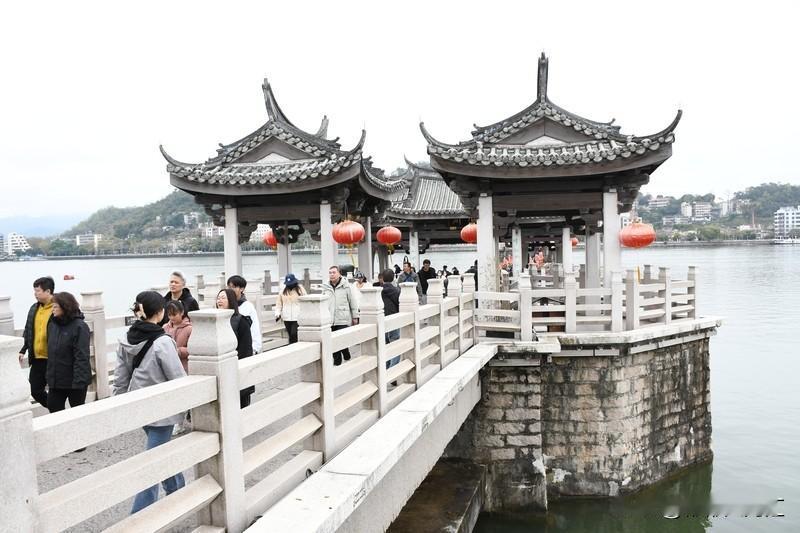 潮州人“潮”，背后是潮州这座城的“潮”。潮州是中国最崇拜韩愈的城市，韩文公祠承载