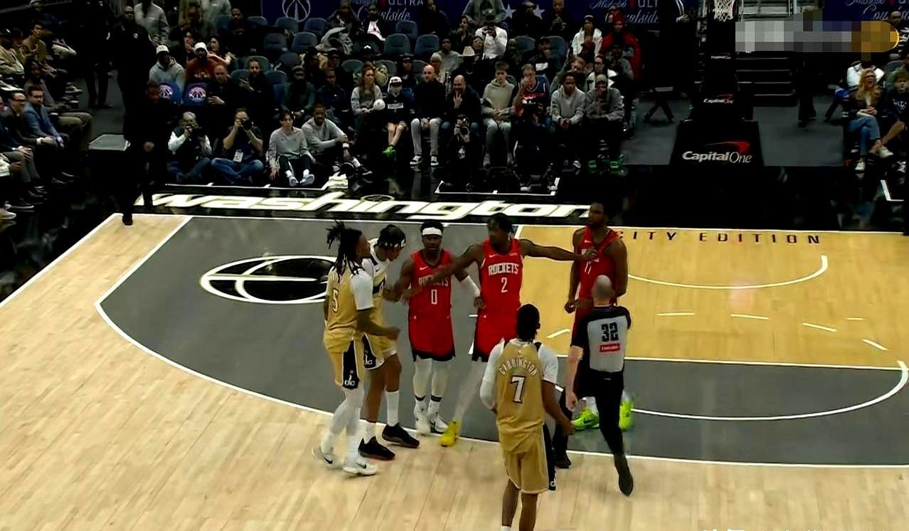 一场123比118的胜利背后，藏着职业赛场最荒诞的失控。第三节，火箭球员塔