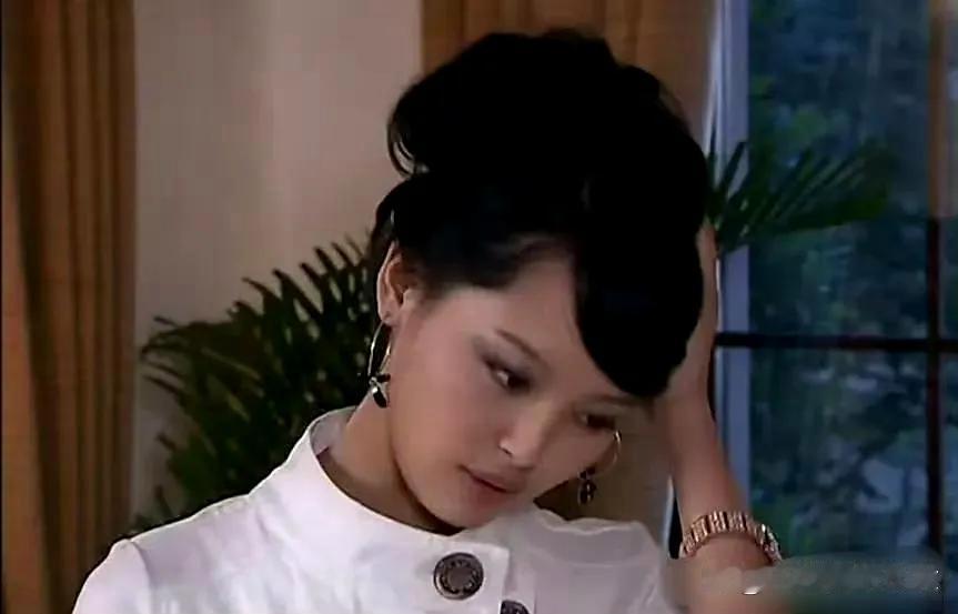 《丑女无敌》里的辛芷蕾，当时嘴唇没起泡，状态可好，剧里表现很亮眼