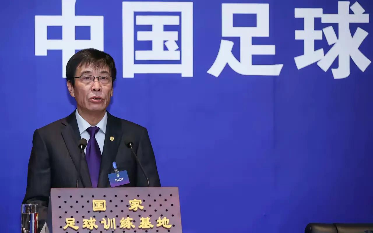 足协主席现在脸都绿了。他是真没想到，球迷会把火撒到赞助商身上。蒙牛的牛奶、耐克
