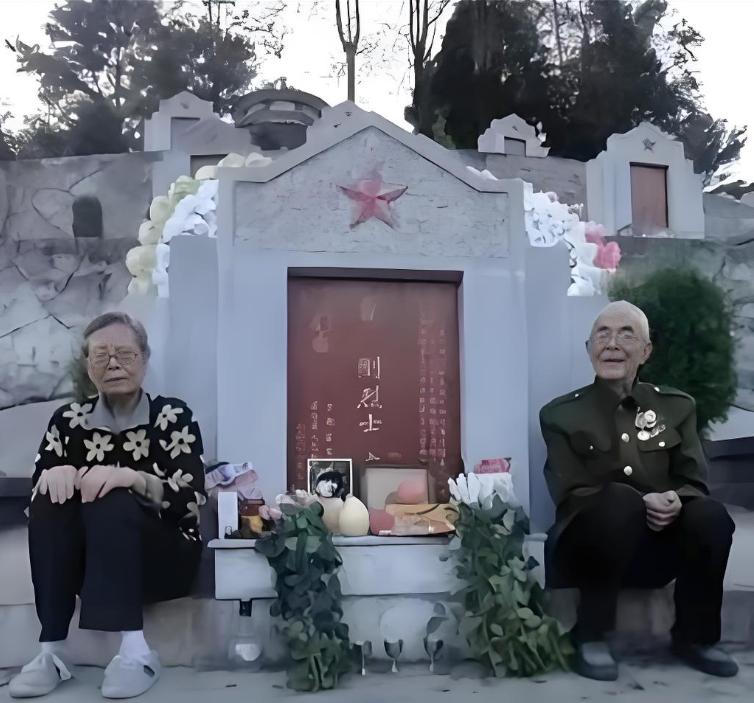 2022年，两位老人感觉去日无多，便千里迢迢来到儿子的墓前，分坐两旁，拍下了这