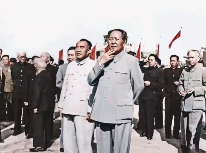 毛主席从不犯战略错误，战争年代如此，和平建设年代也如此。  战争年代每次否定