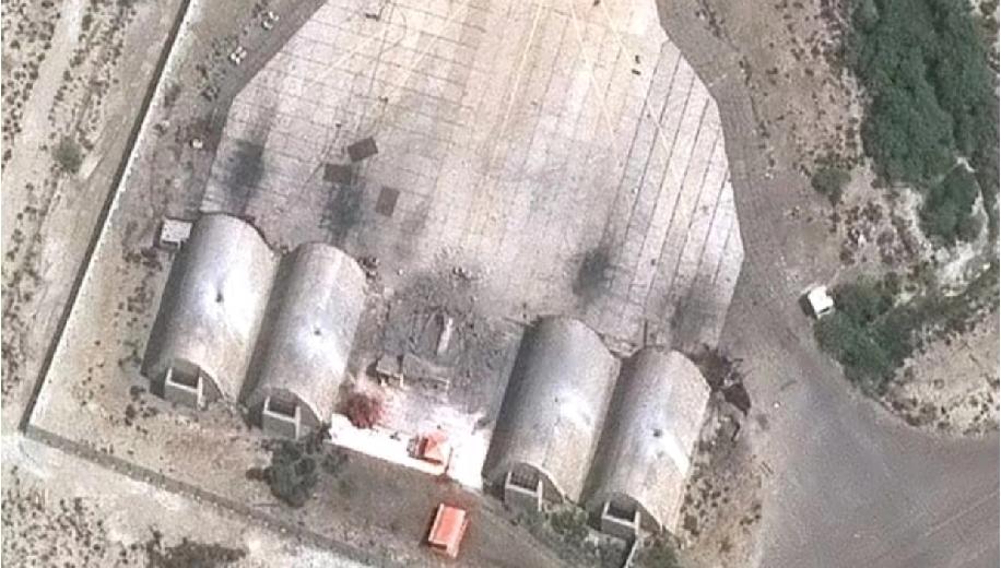 大家仔细看就能发现，四个加固过的飞机掩体屋顶，都被空射的精确穿甲武器打穿了，四个