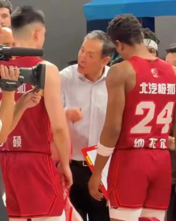 北京男篮惨败广厦，许利民和方硕爆发矛盾，更衣室已经不受控制了。除了曾凡博，周琦，