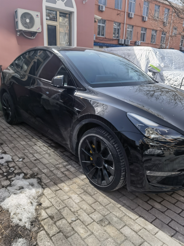 轮胎装反了送孩子上课，停车场里感觉这车的前轮有些奇怪，上前仔细观察，貌似2个前