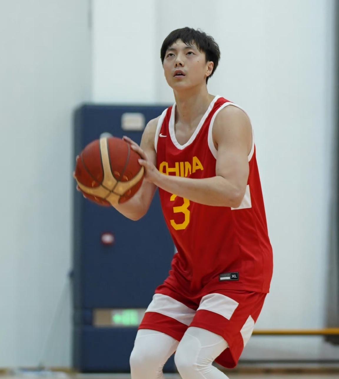 下面是一条关于广东宏远球星胡明轩的好消息！刚刚中国篮球之队官方公布了新一期男篮集