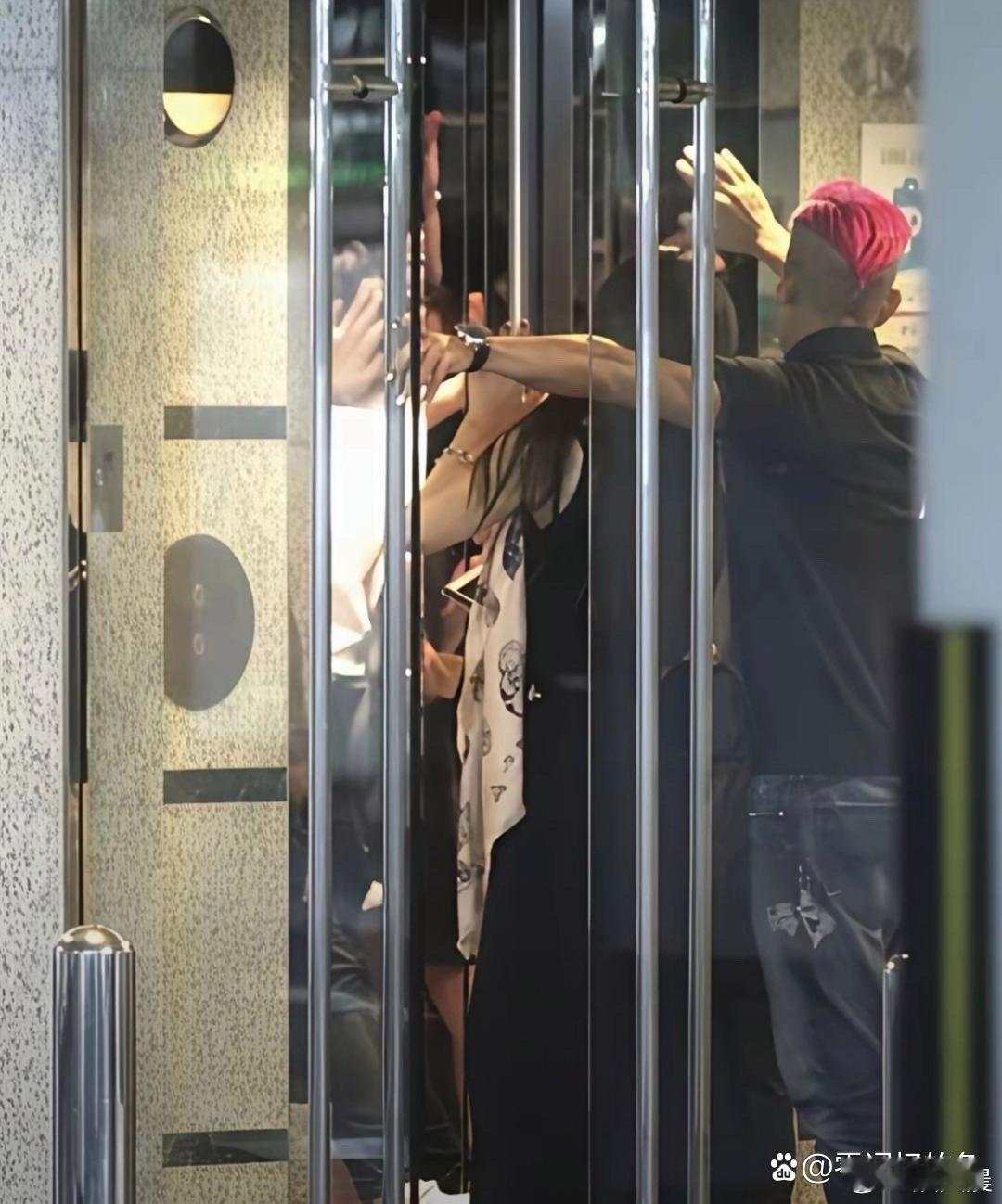 方媛真的好幸福，被宠爱的模样藏都藏不住，让人羡慕。