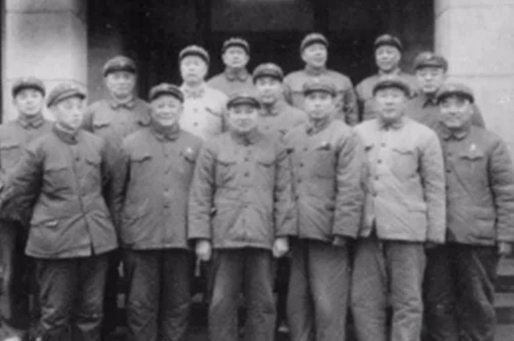 1941年，新四军一名参谋带着两名伤员打游击战，3个人只有一条枪，令人没想到的是