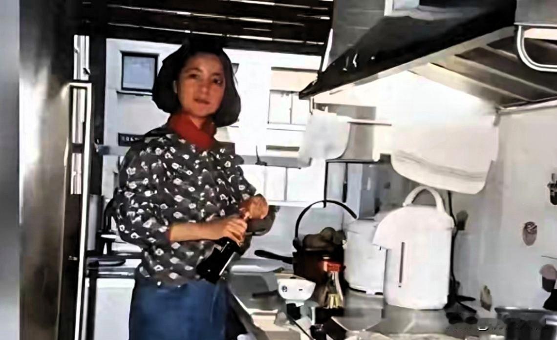 1991年，38岁的邓丽君在厨房为23岁的法国男友保罗在准备晚饭。老照片​​