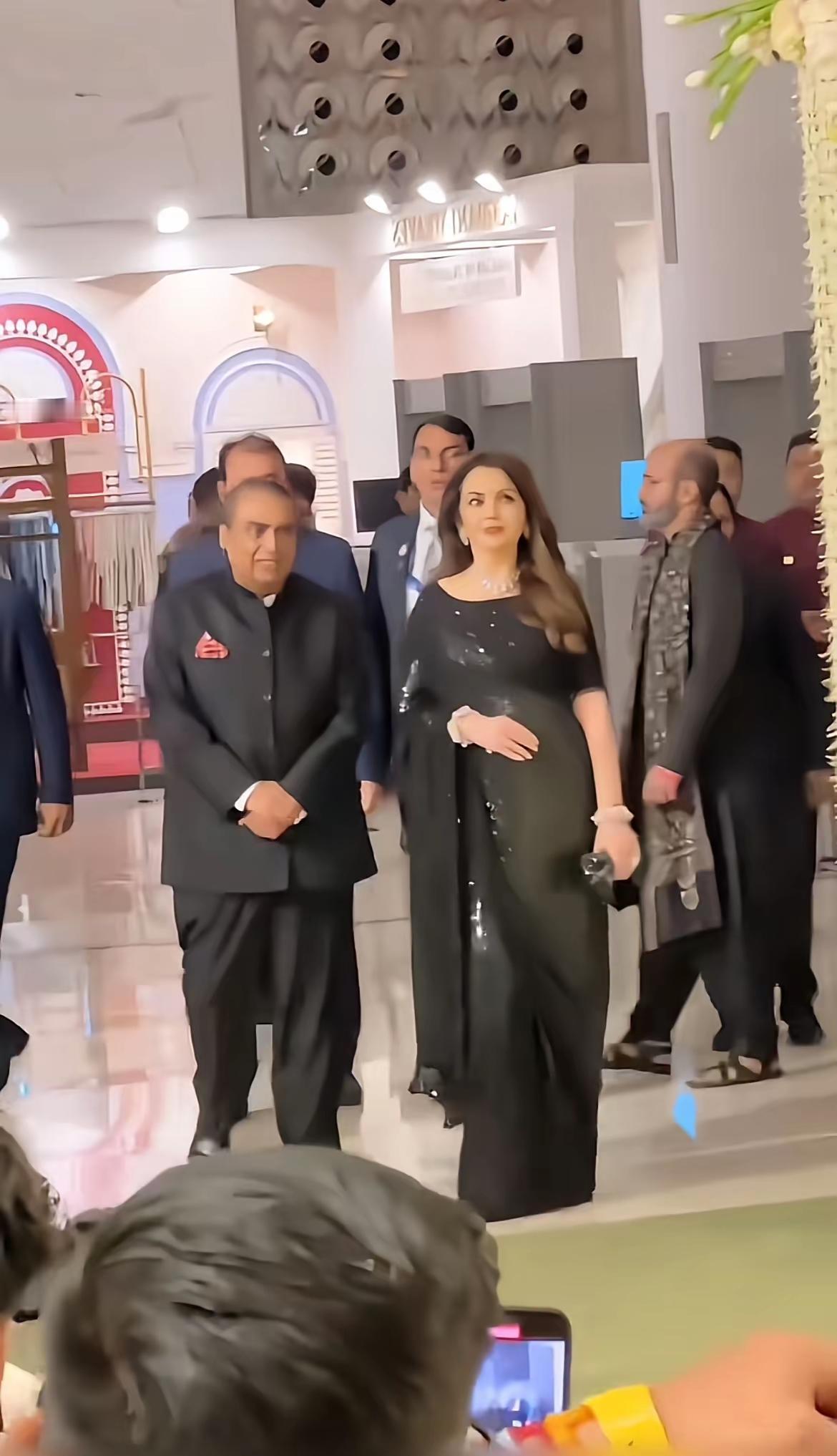 印度首富在老婆面前也是小心翼翼，这估计是刻在骨子里的自卑。在印度，出身有等级，