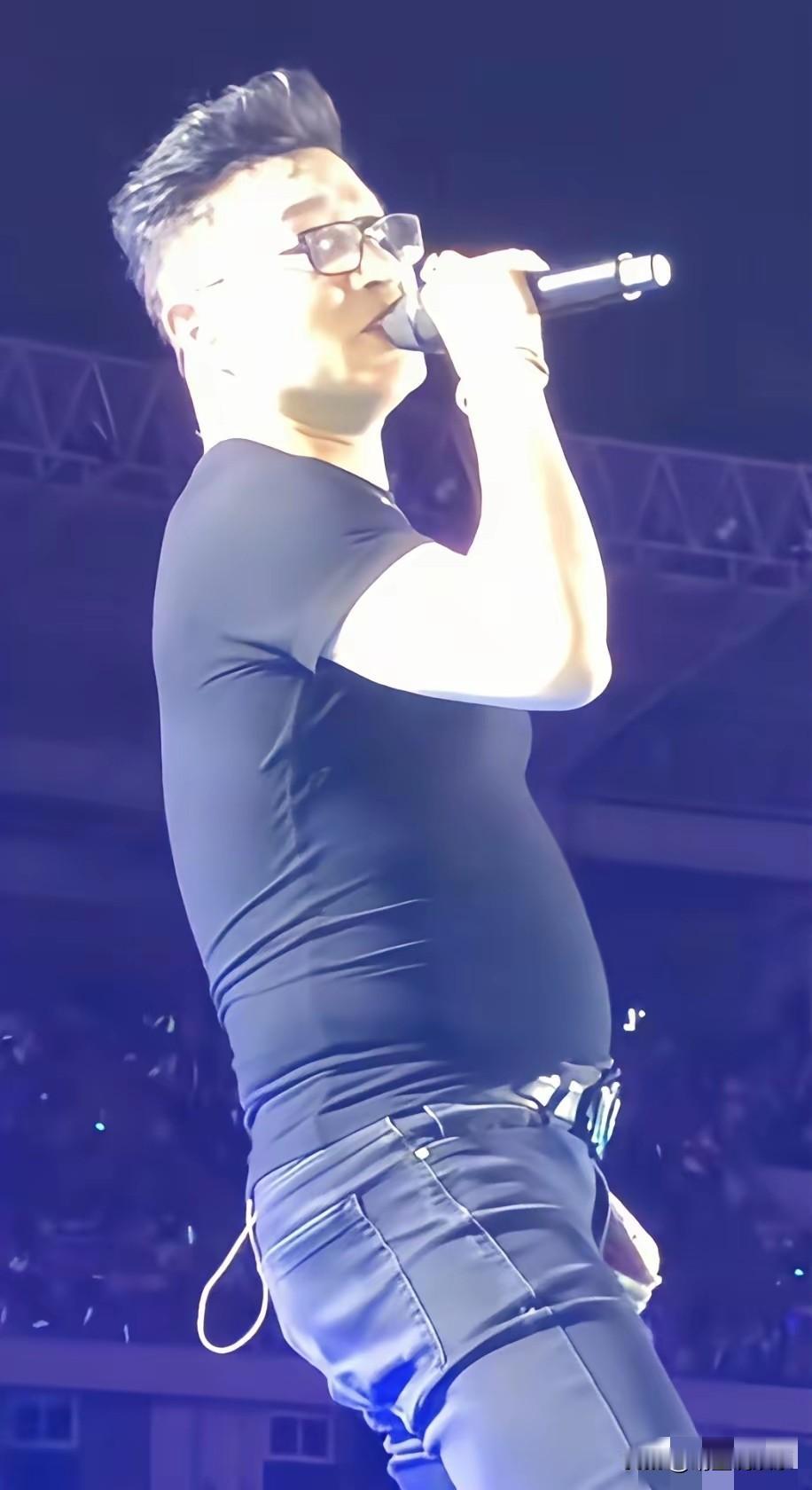 汪峰对紧身黑T和紧身牛仔裤的执着已经到了“走火入魔”的地步了吧？即使身材发福，