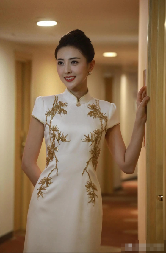 不愧是能主持央视春晚长沙分会场的女主持人，长相落落大方，比龙洋好看，是央视有史以