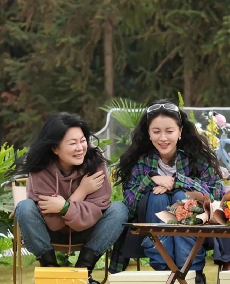 李嘉格这事儿挺有意思的，婆婆和亲妈之间的