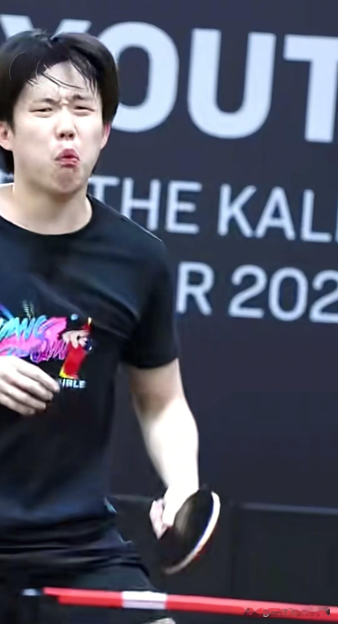 王楚钦要迎战卢伟了，看看他皱巴巴表情就知道他已经充分作好的这场比赛的准备……