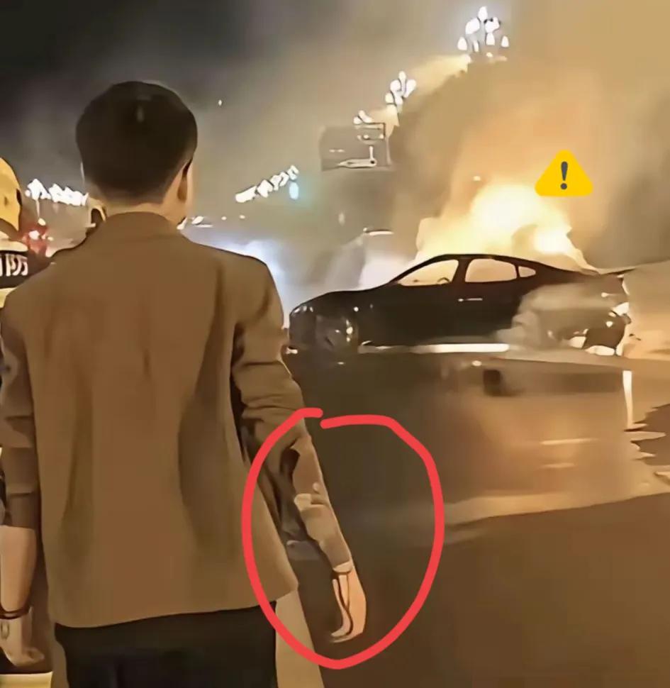 成都凌晨的火光里，最让人揪心的不是熊熊烈焰，是路人那双带血的手——捶打、肘击