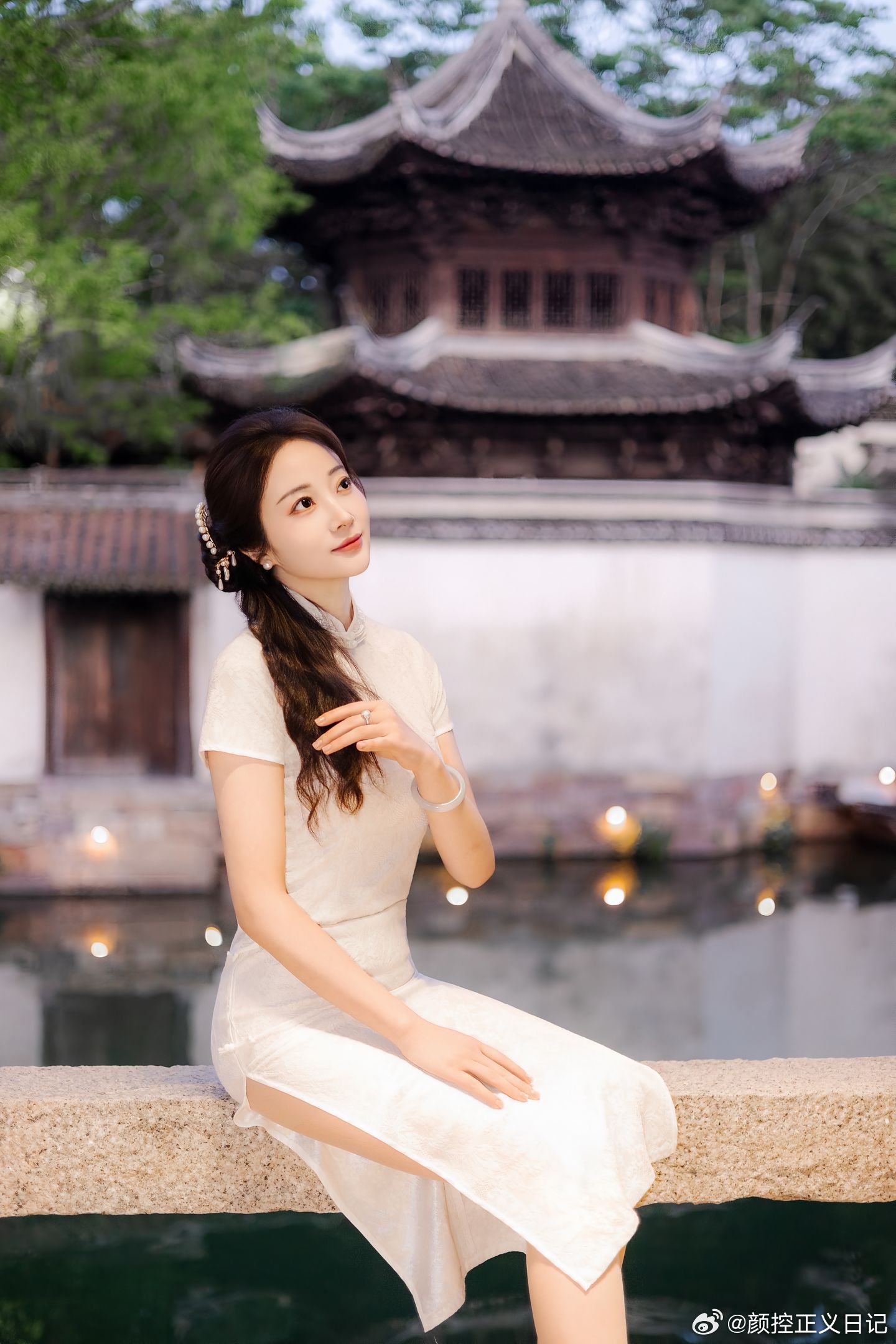 约拍楚楚动人美女