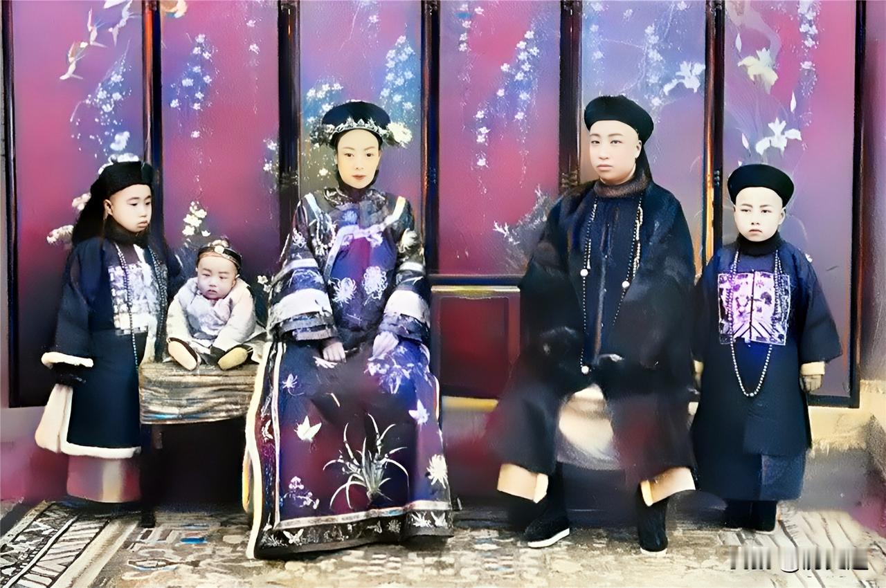 这是清朝最帅的贝子爷溥伦夫妇与孩子们。溥伦之妻热衷采买西洋物件，某次购回一台留声